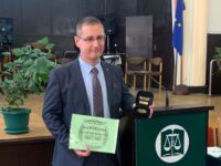 Председателят на АПБ Владимир Николов с награда от Съюза на юристите в България