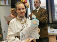 Ученичка от Пордим е отличена за златен глас от престижния конкурс в Котел – снимки