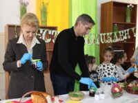 Децата от ДГ „Огнян Михайлов“ посетиха Общинска администрация в Кнежа – снимки