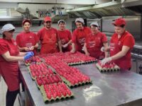 600 червени яйца за абонатите на социалния патронаж и потребителите на „Топъл обяд“ в община Гулянци