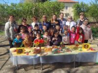Деца и баби заедно боядисваха яйца за Великден в село Асеновци – снимки