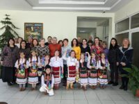Лазарки от ДГ „Чучулига“ гостуваха на Административен съд – Плевен – снимки
