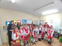 Чаровни лазарки благословиха екипа на Центъра за обществена подкрепа в Левски 