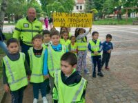 Децата от ДГ „Слънце”, град Левски взеха участие в инициатива по Безопасно движение по пътищата – снимки