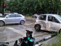 Кола отнесе в дъжда светофар в Плевен