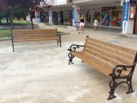 Монтират красиви и удобни дървени пейки на площад „Стефан Стамболов”
