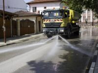 Заради жегата: мият извънредно улиците в град Кнежа