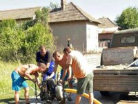 Служители на „Напоителни системи” отводняват три къщи в село Лепица, община Червен бряг