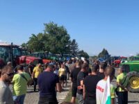 Днес в 11ч. земеделски производители блокираха пътя София – Русе край Плевен