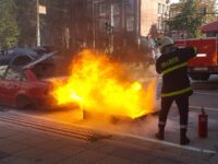 Пожарникари в Плевен демонстрираха умения за справяне при пътно транспортни произшествия – снимки (обновена)