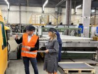 Министър Стойчева се запозна с проекта за нова инвестиция в стъкларския завод в Плевен