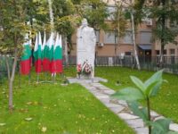 Почитаме делото на народните будители пред паметника на Иван Вазов