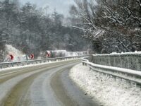 Затварят пътя Плевен – Ловеч заради снегонавявания