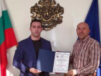 Заместник областният управител Николай Абрашев връчи наградата „Пчелар на годината” на Емил Пътов