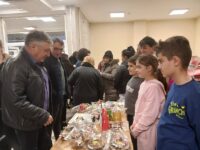 Децата на Гулянци посрещнаха Дядо Коледа с концерт и базар