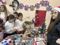 Коледен базар „Дари и помени!“ в СУ „Крум Попов“ в град Левски – снимки