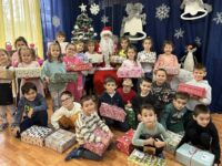 Малките деца от община Червен бряг получиха подаръци за Коледа – снимки