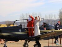 Дядо Коледа пристигна в 12-та авиационна база – снимки