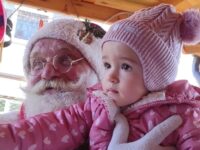 В Кнежа: Дядо Коледа и Снежанка посетиха домовете и зарадваха малчуганите