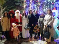 Запалиха светлините на коледната елха в град Левски с празничен концерт, Дядо Коледа и Снежанка – снимки