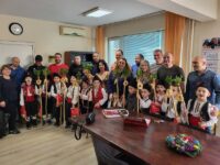 Децата от ДГ „Теменуга“ поздравиха служителите на Второ РПУ с Коледарски благослов