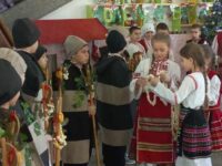 Учениците от ОУ „Св. Климент Охридски“ с коледен поздрав за децата от ДГ „Калина”