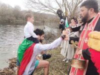 35-годишният Ангел и 4-годишният му син Тервел от Плевен извадиха кръста на Богоявление от водите на река Вит