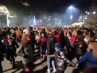 Стотици плевенчани избраха да посрещнат новата 2024 година на площад „Възраждане“ – снимки