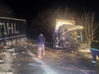 Шофьор пострада при челен сблъсък на товарни камиони на първокласен път край Гривица