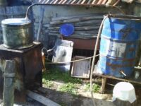 В плевенско село: Задържаха двама, откраднали казан за ракия и кабели