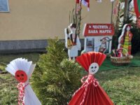 Село Победа се премени с празнична украса за посрещане на Баба Марта – снимки