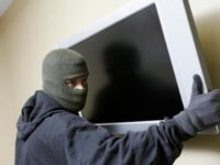 Четири телевизора и моторна косачка задигна мъж от къща в плевенско село