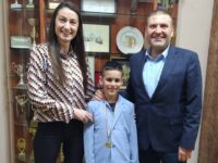 Кметът д-р Валентин Христов награди най-младия участник в кроса за Трети март