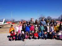 Деца от детска градина „Щурче“ гостуваха днес на 12-та авиационна база – снимки