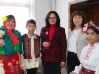 Баба Марта, Пижо и Пенда изненадаха приятно кмета на Община Левски и децата от детските градини