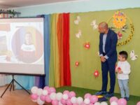 Дете от Искър е победителят в Националния детски конкурс „Картичка за мама“ – снимки