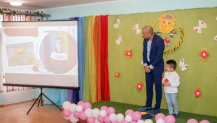 Дете от Искър е победителят в Националния детски конкурс „Картичка за мама“ – снимки