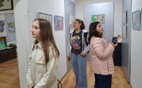 Откриха изложба с творби на младите художници от ОУ „Валери Петров“ – снимки