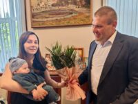Първото бебе на Плевен за 2024-а година и семейството му гостуваха на кмета на общината – снимки