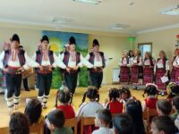 Деца и родители от ДГ „Теменуга“ се потопиха в тайнството на българските обреди и обичаи – снимки