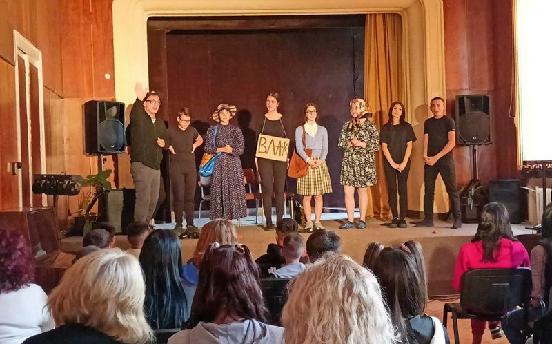 Млади театрали от НУИ „П. Пипков“ представиха спектакъла „Трите баби“ пред деца от плевенските Центрове за настаняване от семеен тип