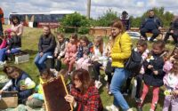 Ученици от НУ „Единство“ се запознаха с обитателите на пчелин в село Гривица – снимки
