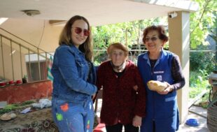 Община Кнежа зарадва 450 социално слаби и възрастни хора с великденски козунак