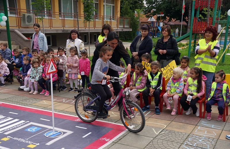 Инициативата „Един ден без автомобили на ДГ” се проведе в ДГ „Слънце” в град Левски – снимки