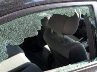 28-годишен потроши стъклата на автомобил в град Левски с метална тръба