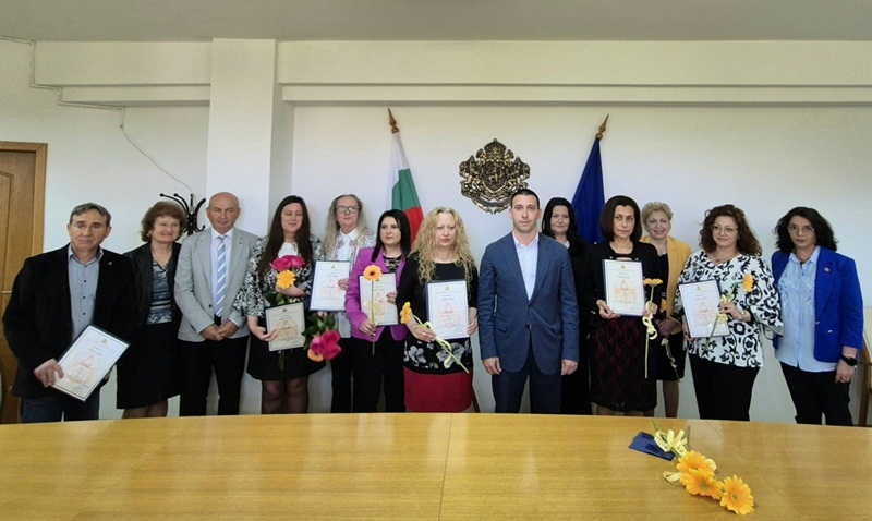 Николай Абрашев връчи седем грамоти „Неофит Рилски” на педагогически специалисти от областта