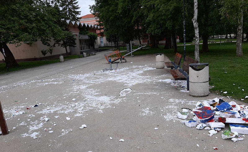 Вандали унищожиха детска великденска украса в Градската градина на Плевен – снимки