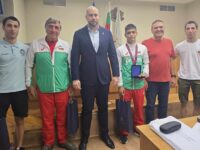 Сребърният медалист по борба от Евро`2024 за кадети Альоша Илиев с отличие от местната власт